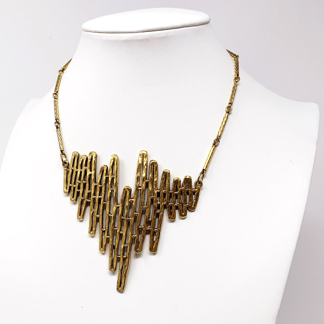 CELEBRITY SCULPTURAL NECKLACE