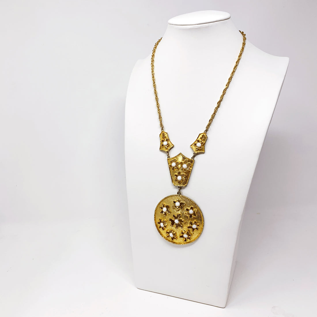 FLOWER CHILD WHITE GOLDETTE PENDANT