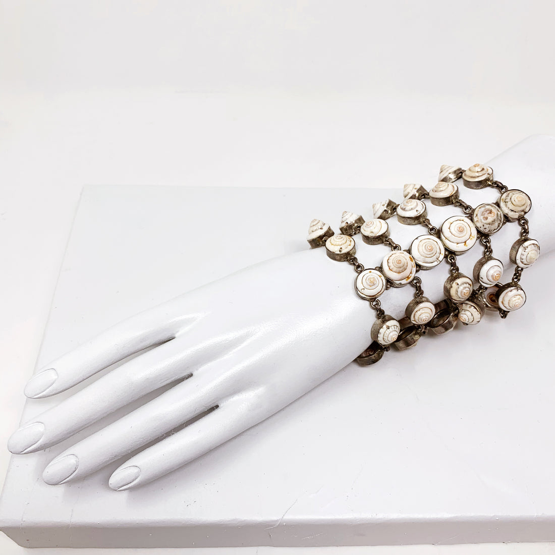 SHELL STATEMENT BRACELET
