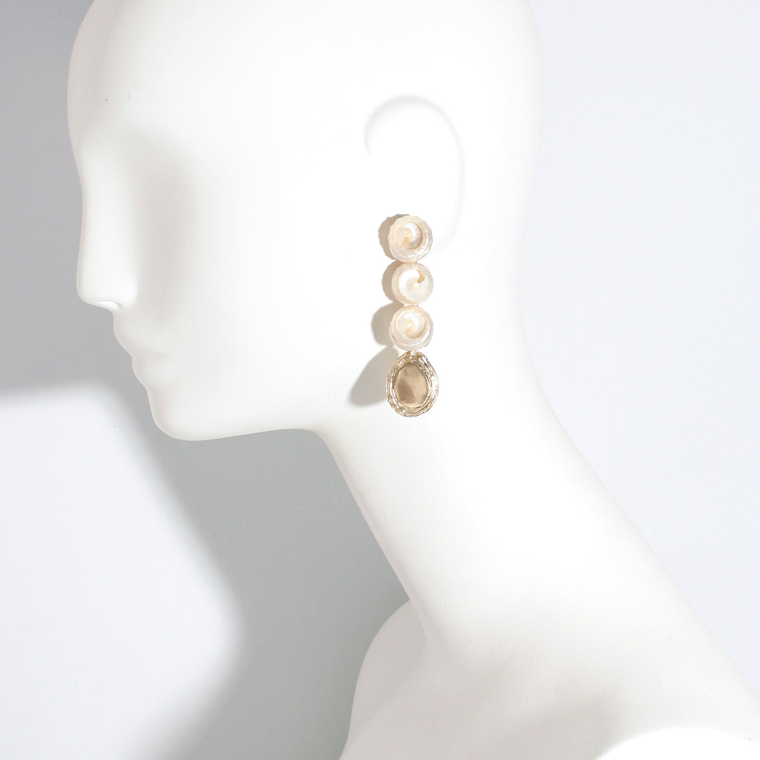 NACRE  EARRING