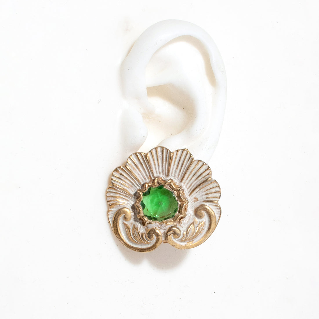 VINTAGE PERIDOT STONE SHELL CLIP EARRING