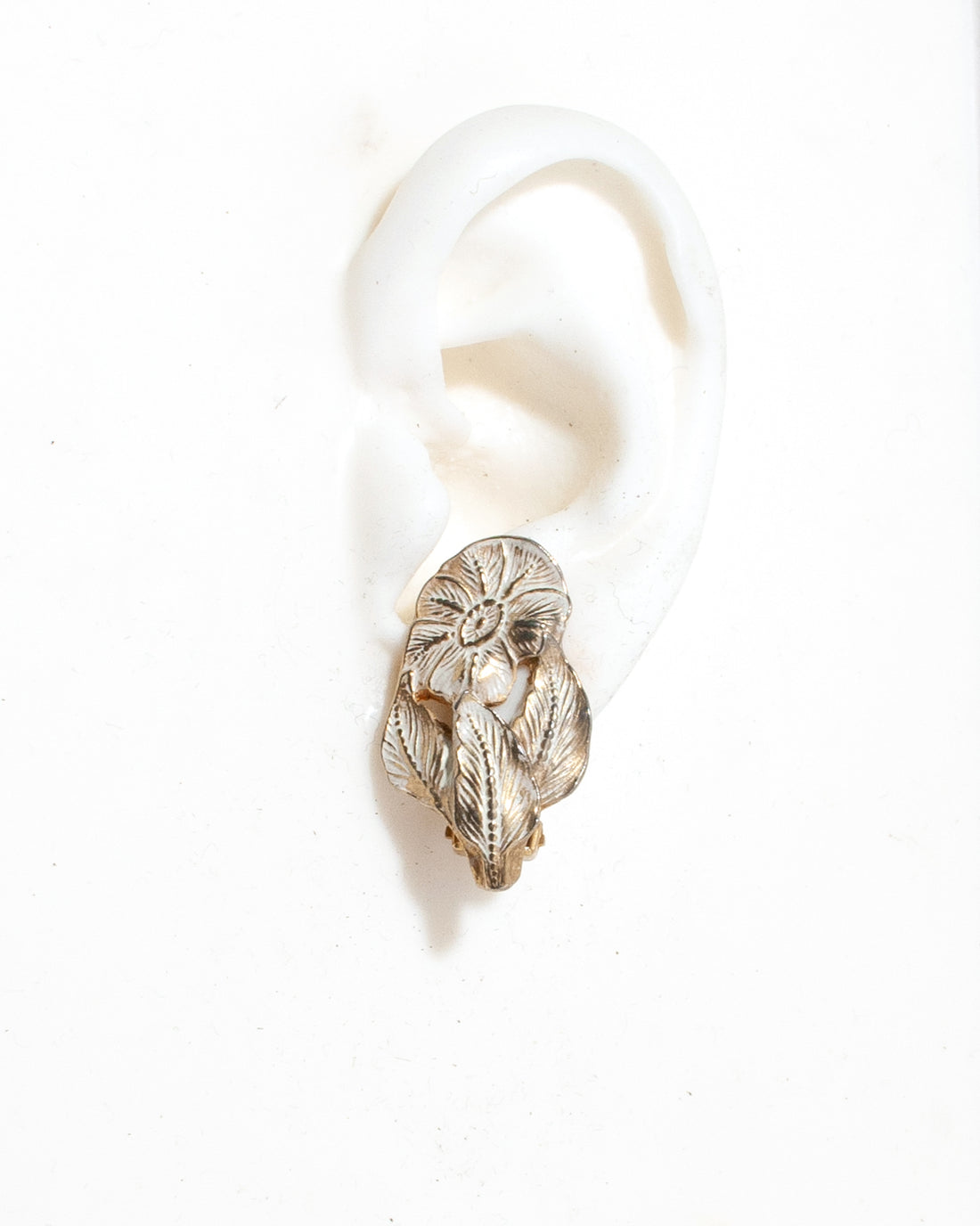 WHITE FLORAL EAR