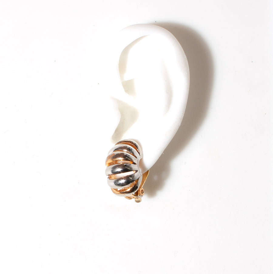 MIXED METAL SCALLOP EARRING